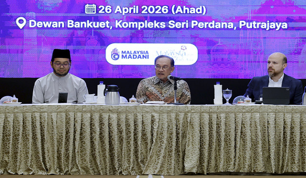 Perdana Menteri Datuk Seri Anwar Ibrahim (tengah) sebagai moderator bagi Forum Ilmuan Malaysia MADANI di Kompleks Seri Perdana, Putrajaya, malam ini/BERNAMA