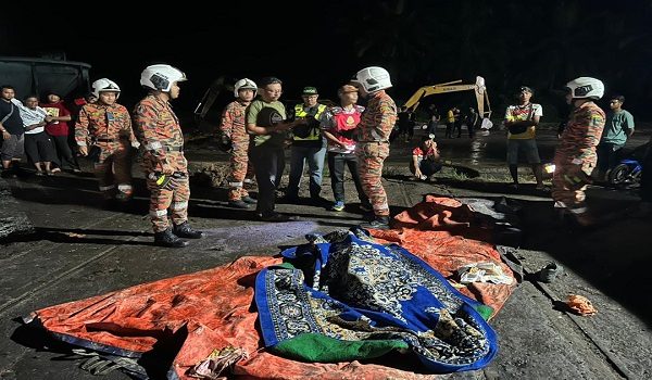 2604 PHG PEMANDU TRAKTOR MAUT KOLAM
