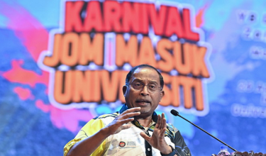 Menteri Pendidikan Tinggi Datuk Seri Dr Zambry Abd Kadir berucap ketika merasmikan Penutupan Karnival Jom Masuk Universiti Zon Tengah ll di Dewan Tuanku Canselor Universiti Pendidikan Sultan Idris (UPSI) hari ini/BERNAMA
