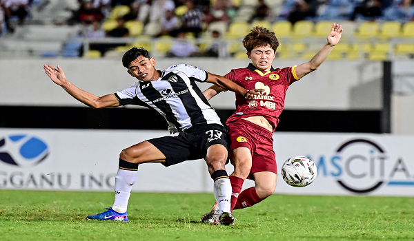 Pemain TFC, Mohamad Saiful Jamaluddin (kiri) diasak pemain NSFC, Takumi Sasaki (kanan) pada perlawanan Liga Super Malaysia di Stadium Sultan Mizan Zainal Abidin./foto BERNAMA