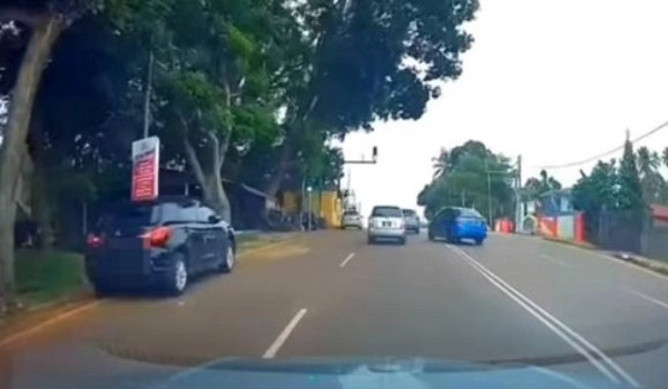 Tangkap layar video tular berdurasi 18 saat, menunjukkan sebuah kereta berwarna biru dipandu secara berbahaya dan melawan arus