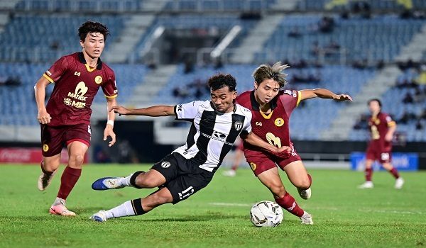 KUALA NERUS, 25 April -- Pemain Terengganu FC, Engku Muhammad Nur Shakir Engku Yacob (tengah) diasak pemain Negeri Sembilan FC, Mio Tsuneyasu (kanan) pada perlawanan Liga Super Malaysia 2025/2026 di Stadium Sultan Mizan Zainal Abidin malam ini.
Keputusan semasa Terengganu FC 2-2 Negeri Sembilan FC.
--fotoBERNAMA (2026) HAK CIPTA TERPELIHARA