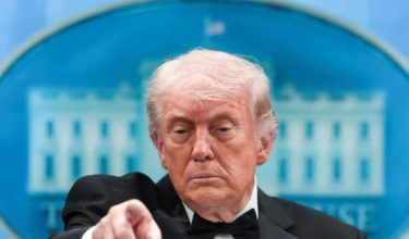 Donald Trump menjawab pertanyaan media di White House selepas  insiden tembakan di Washington/Foto REUTERS