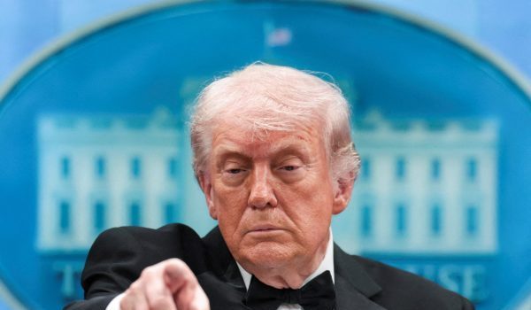 Donald Trump menjawab pertanyaan media di White House selepas  insiden tembakan di Washington/Foto REUTERS
