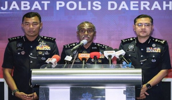 Pengarah Jabatan Siasatan Jenayah (JSJ) Bukit Aman Datuk M. Kumar (dua kanan) ketika sidang media di IPD Kajang - Foto BERNAMA