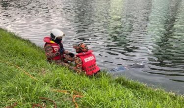 Lelaki warga asing ditemukan lemas dalam tasik di sebuah universiti swasta di Subang Jaya - Foto JBPM