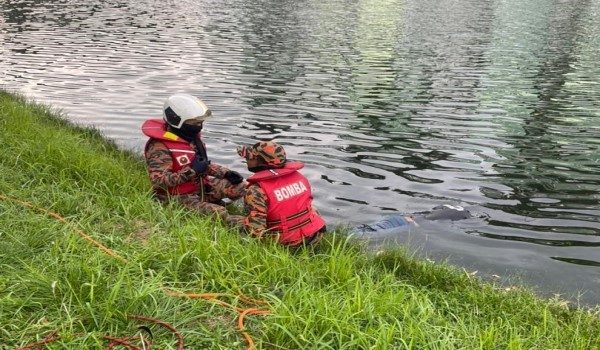 Lelaki warga asing ditemukan lemas dalam tasik di sebuah universiti swasta di Subang Jaya - Foto JBPM