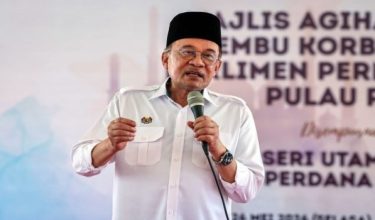 Perdana Menteri Datuk Seri Anwar Ibrahim menyampaikan ucapan pada Majlis Penyerahan Lembu Korban kepada Masyarakat di Parlimen Permatang Pauh dan Seberang Jaya di Masjid Daerah Seberang Perai Tengah - Foto BERNAMA