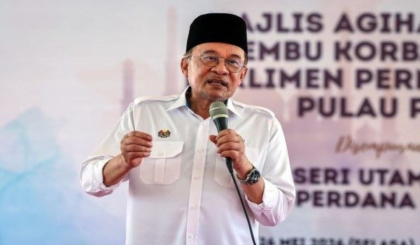 Perdana Menteri Datuk Seri Anwar Ibrahim menyampaikan ucapan pada Majlis Penyerahan Lembu Korban kepada Masyarakat di Parlimen Permatang Pauh dan Seberang Jaya di Masjid Daerah Seberang Perai Tengah - Foto BERNAMA
