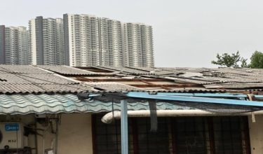 Keadaan sebahagian unit kediaman di Kuarters JKR yang rosak akibat ribut - Foto FB Ahmad Maslan