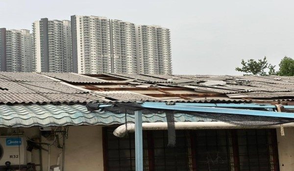 Keadaan sebahagian unit kediaman di Kuarters JKR yang rosak akibat ribut - Foto FB Ahmad Maslan