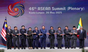 Perdana Menteri, Datuk Seri Anwar Ibrahim (enam dari kiri) berpegangan tangan bersama para pemimpin ASEAN bagi sesi bergambar berkumpulan sebelum sidang pleno Sidang Kemuncak ASEAN ke-46 di Pusat Konvensyen Kuala Lumpur, hari ini / Foto Bernama