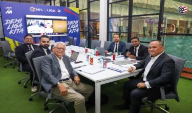 Mesyuarat Jawatankuasa FIB Pelesenan Kelab MFL yang dipengerusi Pemangku Pengerusi FIB, Hussaini (kanan) - Foto MFL