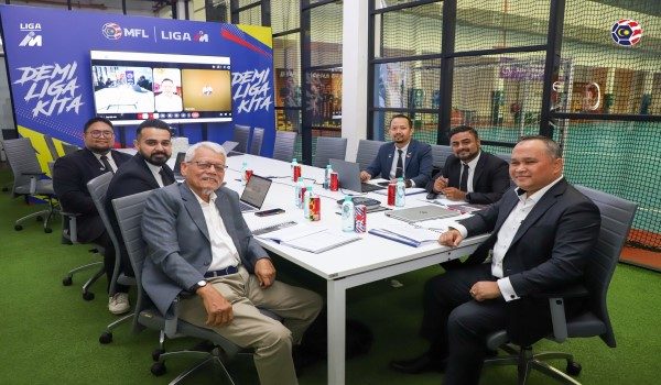 Mesyuarat Jawatankuasa FIB Pelesenan Kelab MFL yang dipengerusi Pemangku Pengerusi FIB, Hussaini (kanan) - Foto MFL