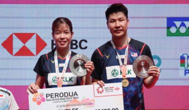Pasukan beregu campuran negara, Goh Soon Huat (kanan) dan Lai Shevon Jemie menjulang Piala Kejohanan Badminton Masters Malaysia 2024 selepas Malaysia menang kepada Indonesia/Foto BERNAMA