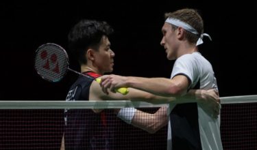 Aksi pemain perseorangan lelaki Malaysia Lee Zii Jia bersama pemain Denmark Viktor Axelsen (kanan) pada pusingan akhir perlawanan Kejohanan Badminton Masters Malaysia Axiata Arena, Bukit Jalil hari ini/Foto BERNAMA
