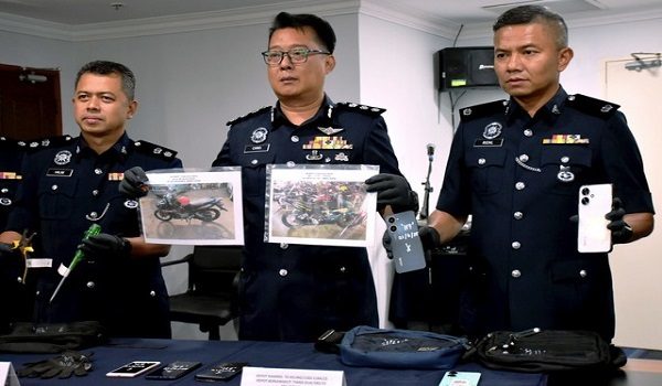 Ketua Polis Daerah Melaka Tengah ACP Christopher Patit (tengah) menunjukkan barang kes pada sidang media berkaitan kejayaan polis menumpaskan 'Geng Yoe Gomen' pada sidang media di sini/ BERNAMA