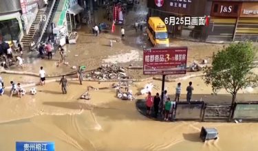Sekurang-kurangnya enam terkorban akibat bencana banjir berikutan limpahan air sungai di Guangxi, China./REUTERS
