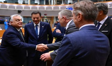 Perdana Menteri Hungary Viktor Orban (L) berjabat tangan dengan Perdana Menteri Slovakia Robert Fico di Majlis Eropah di Brussels.  Foto AFP