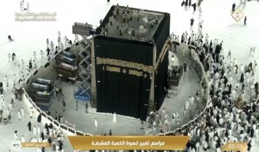 Pekerja menukar Kiswah yang melitupi Kaabah./REUTERS