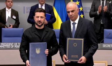 Presiden Ukraine, Volodymyr Zelenskyy (kiri) dan Setiausaha Agung Majlis Eropah, Alain Berset selepas menandatangani pemeteraian penubuhan tribunal khas bagi membicarakan jenayah perang Rusia/Reuters