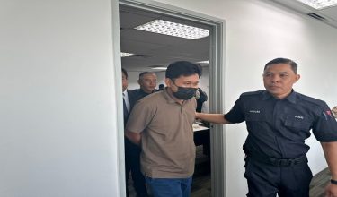 Tertuduh, bekas juruteknik TNB, Abdul Hadee Ahmad, mengaku tidak bersalah di Mahkamah Sesyen Ipoh atas tuduhan mengemukakan dokumen palsu, empat tahun lalu
