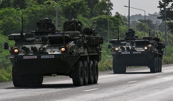 Askar Tentera Diraja Thai dalam kenderaan berperisai di jalan raya di wilayah Chachoengsao pada 24 Julai 2025/ AFP