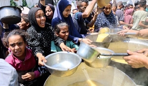 Penduduk Gaza mendapatkan banguan makanan/ AFP