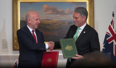 Setiausaha Pertahanan Britain, John Healey dan Menteri Pertahanan Australia, Richard Marles selepas menandatangani perjanjian.