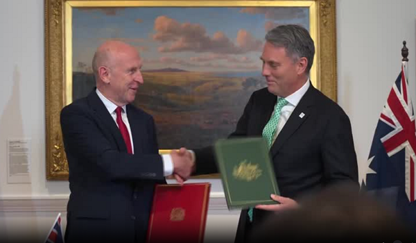 Setiausaha Pertahanan Britain, John Healey dan Menteri Pertahanan Australia, Richard Marles selepas menandatangani perjanjian.