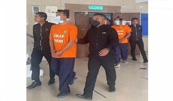 Kedua-dua tertuduh diiringi pegawai SPRM ketika berada di Mahkamah Majistret George Town