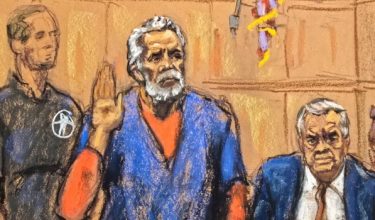 Bekas ketua kartel dadah Mexico, Ismael “El Mayo” Zambada dalam kamar mahkamah (tengah)/Reuters