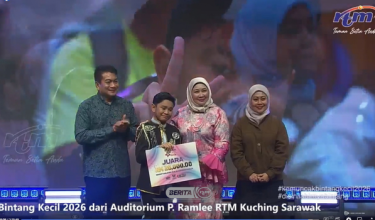 Pengarah Bahagian Program Radio Jabatan Penyiaran Malaysia Saifuzzaman Yusop (kiri), Muhamad Rezaril Indra Ridzwan (Juara Bintang Kecil 2026), Timbalan Menteri di Jabatan Premier Sarawak, Datuk Syarifah Hasidah Sayeed Aman Ghazali dan Pengarah Penyiaran Sarawak Wan Wizana Hashim (kanan)