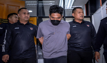 Mohd Ameerul Asraf Mohd Saipul mengaku tidak bersalah di Mahkamah Sesyen Teluk Intan atas pertuduhan cubaan membunuh sehingga menyebabkan kecederaan kepada tiga anggota polis, Sabtu lalu / BERNAMA