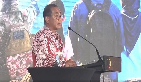 Menteri Pertahanan, Datuk Seri Mohamed Khaled Nordin ketika berucap pada Majlis Peluncuran Literasi Pertahanan Nasional