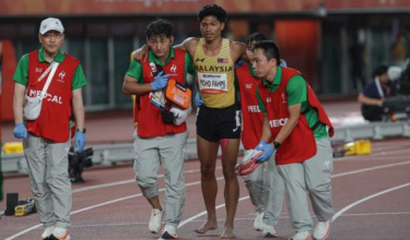 Pelari pecut negara Muhammad Azeem Mohd Fahmi menerima rawatan oleh pasukan perubatan selepas mengalami kecederaan ketika melakukan larian pada final acara 100 meter lelaki pada Sukan Asia Aichi-Nagoya 2026/ BERNAMA