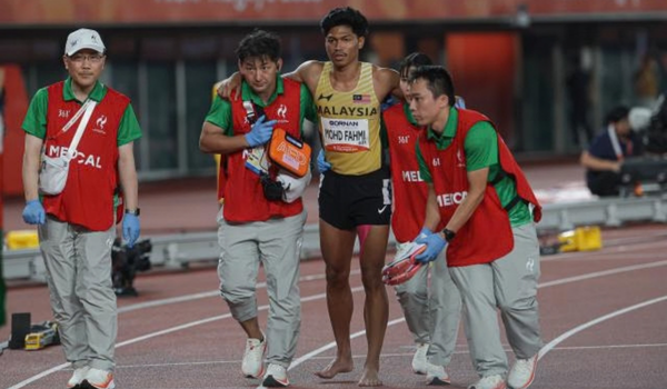 Pelari pecut negara Muhammad Azeem Mohd Fahmi menerima rawatan oleh pasukan perubatan selepas mengalami kecederaan ketika melakukan larian pada final acara 100 meter lelaki pada Sukan Asia Aichi-Nagoya 2026/ BERNAMA