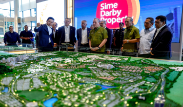 Timbalan Perdana Menteri yang juga Menteri Peralihan Tenaga dan Transformasi Air, Datuk Seri Fadillah Yusof melihat replika pembangunan hartanah Sime Darby Property pada Majlis Perasmian Projek Solar Kediaman di Shah Alam/Foto Bernama