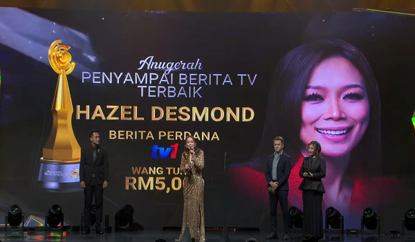 Hazel Desmond dari RTM menerima anugerah Penyampai Berita TV Terbaik