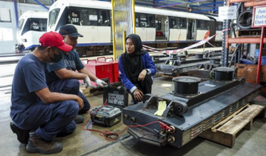 Jurutera elektrik dan kru teknikal Prasarana sedang melakukan kerja penyelenggaraan tren / Foto Fail BERNAMA