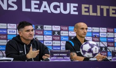 ISKANDAR PUTERI, 26 Okt -- Ketua Jurulatih JDT Xisco Munoz (kiri) bersama pemain JDT Natxo Insa bercakap pada sidang media sebelum menjelang perlawanan peringkat liga zon timur, Liga Juara-Juara Asia Elite (ACLE) menentang Port FC esok di Stadium Sultan Ibrahim hari ini.

--fotoBERNAMA (2026) HAK CIPTA TERPELIHARA