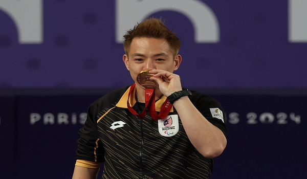 Liek Hou rangkul pingat emas acara SU5 di Paralimpik Paris/Foto BERNAMA