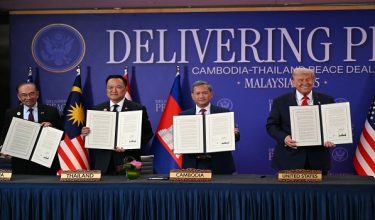 (Dari kanan ke kiri) Perdana Menteri Malaysia, Datuk Seri Anwar Ibrahim; Perdana Menteri Thailand, Anutin Charnvirakul; Perdana Menteri Kemboja, Hun Manet; dan Presiden Amerika Syarikat, Donald Trump menyertai majlis menandatangani perjanjian gencatan senjata bersempena Sidang Kemuncak ASEAN ke-47 di Kuala Lumpur/AFP