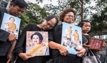Orang ramai memegang potret mendiang Bonda Permaisuri Thailand, Ratu Sirikit, ketika berkumpul di hadapan Hospital Chulalongkorn, tempat baginda mangkat/AFP