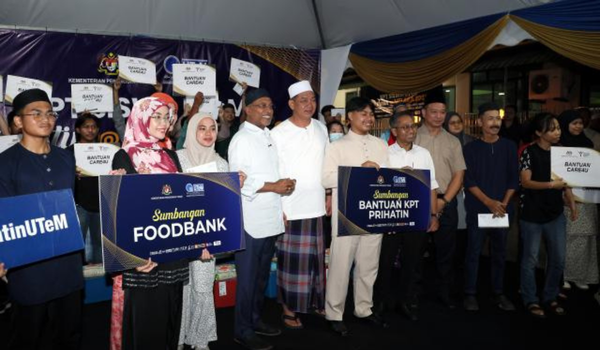 Datuk Seri Dr Zambry Abd Kadir (depan, empat kiri) bergambar kenangan bersama penerima-penerima sumbangan pada majlis Perasmian Penutup KPT-UTeM Prihatin @ Melaka di Pekarangan Masjid Al-Wathoni, Bukit Pegoh Telok Mas/ BERNAMA
