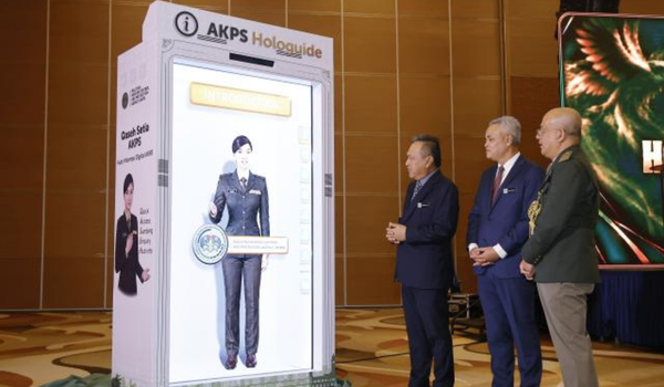 Ketua Setiausaha Kementerian Dalam Negeri (KDN) Datuk Dr. Awang Alik Jeman (kiri) merasmikan AKPS Hologuide pada Majlis Sambutan Ulang Tahun Ke-2 Agensi Kawalan dan Perlindungan Sempadan (AKPS) di Pusat Konvensyen Movenpick/ BERNAMA