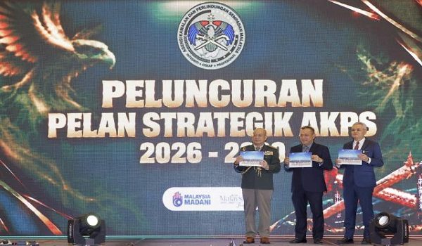 Ketua Setiausaha Kementerian Dalam Negeri (KDN) Datuk Dr. Awang Alik Jeman (tengah) menyempurnakan pelancaran Pelan Strategik AKPS 2026-2030 pada Majlis Sambutan Ulang Tahun Ke-2 Agensi Kawalan dan Perlindungan Sempadan (AKPS) di Pusat Konvensyen Movenpick hari ini /  Foto BERNAMA