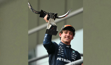 Kimi Antonelli, mengangkat trofi ketika meraikan kemenangan pada perlumbaan Grand Prix Formula Satu (F1) Amerika Syarikat di Litar Amerika, Austin, Texas, pada 25 Oktober 2026. (Foto AFP / Ronaldo Schemidt)
