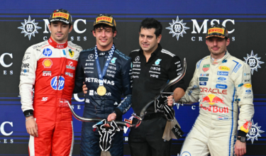 Kimi Antonelli (tengah), meraikan kejayaan di podium bersama pemenang tempat kedua, Charles Leclerc (kiri), Ketua Teknologi Aerodinamik Mercedes, Pierluigi Orsi (dua, kanan), dan pemenang tempat ketiga, Max Verstappen (kanan), selepas perlumbaan Grand Prix Formula Satu (F1) Amerika Syarikat di Litar Amerika, Austin, Texas, pada 25 Oktober 2026. (Foto AFP