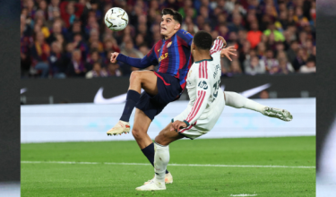 Pertahanan Barcelona, Gerard Martin (kiri), diasak penyerang Real Madrid, Kylian Mbappe, ketika aksi perlawanan La Liga antara FC Barcelona dengan Real Madrid CF di Stadium Camp Nou, Barcelona, pada 25 Oktober 2026. (Foto AFP / Lluis Gene)